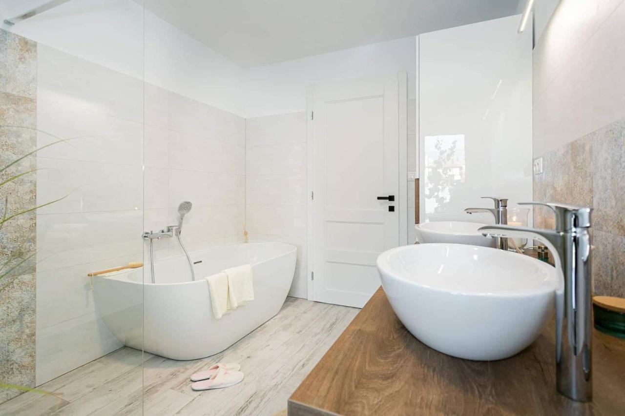 Bl - The Penthouse, 24Hr Self Check-In, 2 Bedrooms, Fireplace, Ac, Panoramic View From Main Balcony, 3-Minute Walk To City Center Banska Bystrica Bagian luar foto